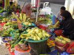 Penjual-kulit-ketupat-musiman-memadati-Pasar-Korem-Kota-Kendari-Sulawesi-Tenggara.jpg