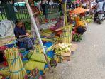 Penjual-kullit-ketupat-musiman-menjamur-di-Pasar-Korem-Kendari.jpg