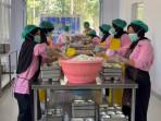 Penyiapan-menu-Makan-Bergizi-Gratis-SPPG-Polda-Sulawesi-Tenggara-di-Konawe-Selatan.jpg