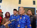 Pj-Bupati-Konawe-Harmin-Ramba-menutup-sementara-aktivitas-di-lahan-persawahan-Desa-Tawamelewe.jpg