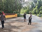 Polsek-Sawa-menabur-pasir-di-area-tumpahan-solar-pada-ruas-jalan-di-Desa-Tongalino-Konawe-Utara.jpg