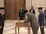 Prof-Muhammad-Zamrun-Serah-Terima-Jabatan-Rektor-UHO-ke-Prof-Armid-Usai-Pelantikan-di-Jakarta.jpg