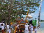 Ratusan-Umat-Hindu-di-Kota-Kendari-melakukan-upacara-Melasti-di-Pantai-Nambo.jpg