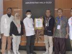 Rektor-Universitas-Halu-Oleo-Prof-Zamrun-menyerahkan-berkas-UTBK-jalur-mandiri-ke-WR-I-La-Hamimu.jpg