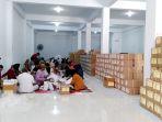 Ribuan-surat-suara-Pemilu-2024-di-Gudang-Logistik-KPU-Kota-Baubau-bakal-disortir-dan-dilipat.jpg