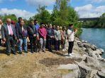 Ridwan-Kamil-memimpin-shalat-gaib-untuk-Eril-di-pinggir-Sungai-Aaree-Bern-Swiss.jpg