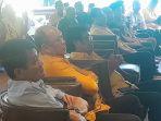 Ruksamin-terlihat-duduk-bersebelahan-dengan-Anggota-DPR-RI-dari-Partai-Golkar-Ridwan-Bae.jpg