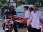 Sejumlah-Remaja-yang-tergabung-dalam-komunitas-Sukoxsuko-22-membagi-bagikan-takjil-gratis.jpg