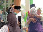 Suasana-Haru-Keluarga-hingga-Kerabat-Lepas-Jemaah-Calon-Haji-Kendari-Sulawesi-Tenggara-ke-Tanah-Suci.jpg