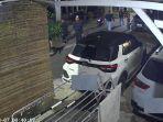 Tangkapan-layar-CCTV-sekelompok-remaja-datang-membawa-motor-lempari-rumah-warga.jpg