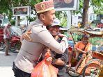 Tukang-Becak-Kebagian-Paket-Sembako-yang-Disalurkan-Polres-Baubau-di-Pantai-Kamali.jpg