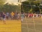 Viral-Pertandingan-Final-Sepak-Bola-di-Muna-Berakhir-Ricuh-Aksi-Kejar-kejaran-hingga-Saling-Tendang.jpg