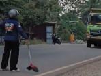Viral-Video-Ibu-ibu-di-Kolaka-Sulawesi-Tenggara-Adang-Truk-Muat-Timbunan-Gegara-Kotori-Jalan-Raya.jpg