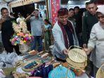 Wakatobi-Wave-2023-Sulawesi-Tenggara-Pj-Gubernur-Sultra-Andap-Budhi-Revianto-tinjau-stan-UMKM.jpg