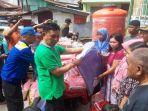Wali-Kota-Kendari-Asmawa-Tosepu-memberikan-bantuan-berupa-sembako-kepada-masyarakat.jpg