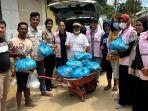 Yayasan-Baitul-Maal-PLN-UP3-Kendari-salurkan-puluhan-paket-sembako-ke-korban-banjir-di-Kendari.jpg