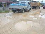 alan-berlubang-Jalan-Banteng-yang-berada-di-Kelurahan-Rahandouna-kendari.jpg