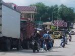 arus-lalu-lintas-di-area-perempatan-SPBU-Betoambari-Kota-Baubau.jpg