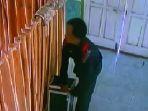 detik-detik-aksi-pria-mencuri-uang-kotak-amal-masjid-di-Kabupaten-Kolaka-terekam-CCTV.jpg