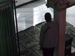 detik-detik-seorang-pria-di-Kota-Kendari-curi-kotak-amal.jpg