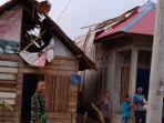 empat-rumah-warga-di-Desa-Ambepulu-rusak-akibat-angin-puting-beliung.jpg