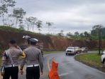 ersonel-Satlantas-Polres-Konawe-Utara-menaburi-pasir-di-Jalan-Trans-Sulawesi-usai-ditumpahi-solar.jpg