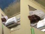 gegara-AC-dibagi-untuk-dua-ruangan-kepala-wanita-ini-bisa-keluar-masuk-dinding-bolong.jpg