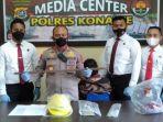 kapolres-konawe-akbp-wasis-santoso-menunjukkan-barang-butki-besi-ulir.jpg