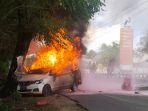 kebakaran-mobil-Wuling-Putih-di-jalan-poros-tanggetada-watubangga-Kolaka.jpg