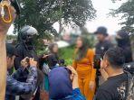keluarga-korban-teriaki-Novi-saat-reka-ulang-adegan-pembunuhan-mertua-di-Kota-Kendari.jpg
