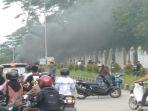 mahasiswa-blokade-jalan-di-depan-kampus-baru-Universitas-Halu-Oleo-atau-UHO-Kendari.jpg