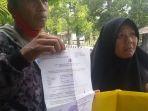 pasangan-suami-istri-mudik-dengan-berjalan-kaki-sambil-gendong-anak.jpg