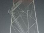 pria-R-nekat-memanjat-tower-stasiun-TV-di-Kota-Kendari-Sulawesi-Tenggara.jpg