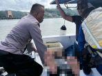 pria-saat-diselamatkan-petugas-keamanan-usai-lakukan-aksi-nekat-di-Jembatan-Teluk-Kendari.jpg