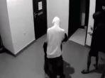 rekaman-cctv-seorang-pria-dikeroyok-di-salah-satu-hotel-di-kota-kendari.jpg