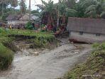rumah-warga-tampak-hanyut-terbawa-arah-arus-akibat-banjir.jpg