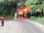 truk-solar-terbalik-lalu-terbakar-di-Kolaka-Utara-Sulawesi-Tenggara-kebakaran-siang-ini.jpg