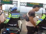 video-viral-menunjukan-seorang-polisi-di-atas-motor-membentak-pengendara-mobil.jpg