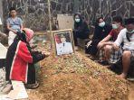 wakil-bupati-konawe-gusli-topan-sabara-dimakamkan-di-samping-makam-leluhurnya-di-desa-andaroa.jpg
