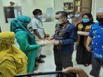 wali-kota-kendari-sulkarnain-kadir-saat-menyerahkan-insentif-nakes-secara-simbolis.jpg