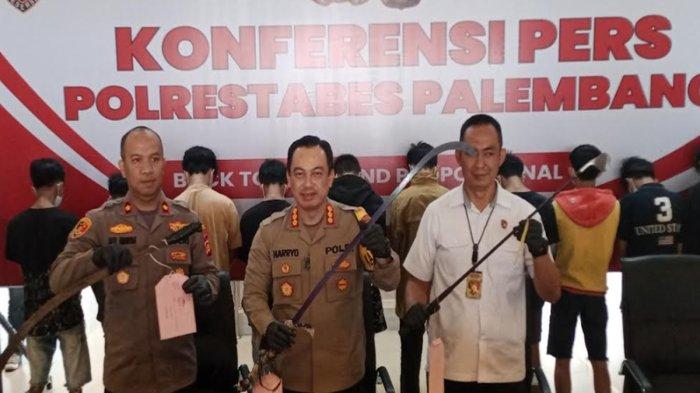 10 Remaja di Palembang Ditangkap Polisi Diduga Hendak Tawuran, Celurit & Stick Golf Turut Diamankan