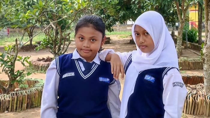 2 Siswi SMPN 2 Semendawai Timur OKU Timur Siap Maju di Olimpiade Penelitian Siswa Indonesia 2025