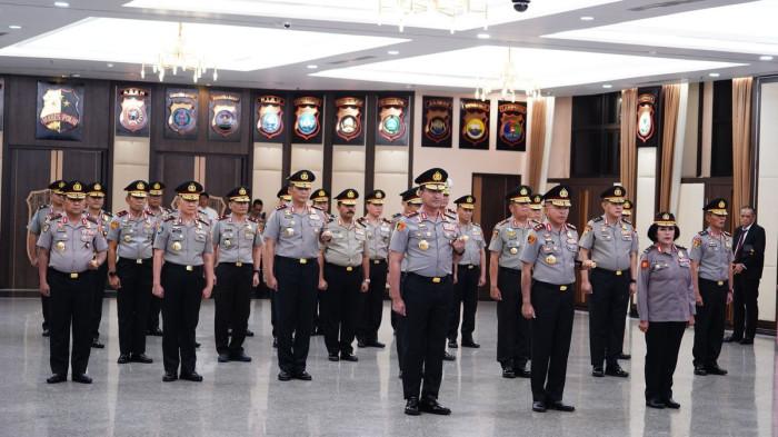 NAIK PANGKAT - Kepala Badan Pemelihara Keamanan (Kabaharkam) Polri, Karyoto, dan Kepala Badan Narkotika Nasional (BNN), Suyudi Ario Seto, resmi menyandang pangkat Komisaris Jenderal (Komjen) Pol. Keduanya menjadi bagian dari 27 perwira tinggi (Pati) Polri yang mendapat kenaikan pangkat dalam upacara di Rupattama Mabes Polri, Jumat (12/9/2025).