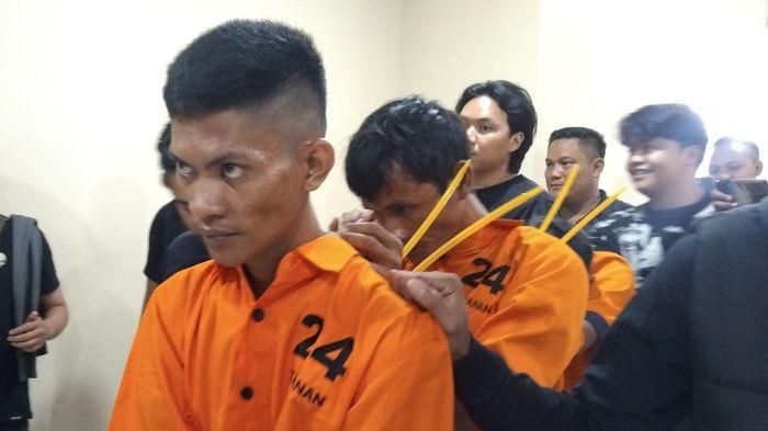 TERSANGKA-- Polda Sumsel bersama Polres Ogan Ilir merilis tiga orang tersangka pembunuhan dan pembakaran sopir truk bersama kendaraannya di sebuah perkebunan tebu Kecamatan Tanjung Batu, Kabupaten Ogan Ilir, Senin (20/10/2025). Tersangka mencekik korban dan ingin merampas kendaraannya.