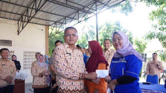 300 Petugas Kebersihan dan Office Boy di Pemkot Prabumulih Terima THR Berupa Sembako dan Minuman