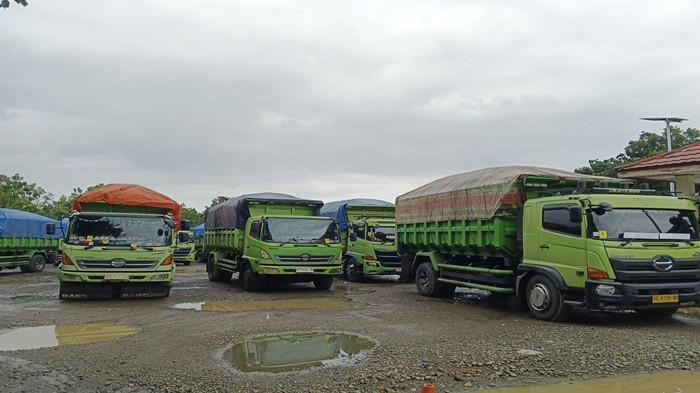 TERJARING RAZIA - 40 kendaraan lebih truk batu bara di stop sementara. Truk-truk itu kini parkir di Terminal Petanang Kecamatan Lubuklinggau Utara I, Kamis (9/1/2026).