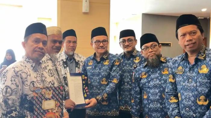 GURU LUWU UTARA - Abdul Muis dan Rasnal saat menerima SK pengaktifan kembali sebagai ASN di Kantor Gubernur Sulsel, Senin (17/11/2025). Abdul Muis dan Rasnal kini lega setelah menerima SK pengaktifkan, keduanya kini siap mengajar dan meminta kasus polemik PTDH dihentikan.