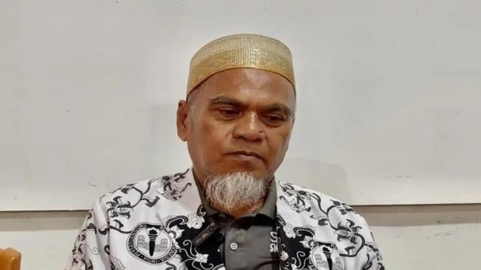 GURU DIPECAT- Abdul Muis, guru Sosiologi di SMAN 1 Luwu Utara, di Sekretariat PGRI Luwu Utara, Minggu (9/11/2025). Abdul Muis harus menerima kenyataan pahit diberhentikan tidak dengan hormat (PTDH) sebagai Aparatur Sipil Negara (ASN) berdasarkan putusan Mahkamah Agung (MA). Niat mendukung kegiatan sekolah dan memberikan tunjangan kecil bagi guru dengan tugas tambahan seperti wali kelas, pengelola laboratorium, dan wakil kepala sekolah.