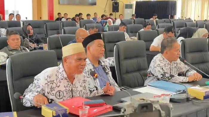 RDP GURU DIPECAT - Abdul Muis, saat menyampaikan keresahanya dalam RDP di Kantor sementara DPRD Sulsel, Jl AP Pettarani, Kota Makassar, Rabu (12/11/2025). Abdul Muis adukan ketidak adilan ke DPRD Sulsel.