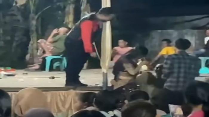 ADEGAN TAK SENONOH -- Penari ular mencium penonton pada acara pesta pernikahan di Desa Suka Pindah, Minggu (29/3/2026) malam. Adegan tersebut menyebar luas di media sosial.